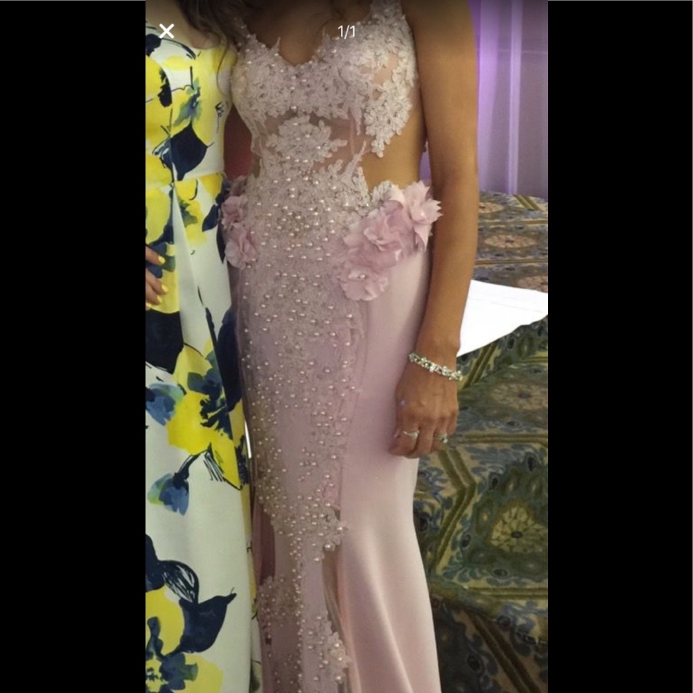 Dresses - Picture 1 of 4